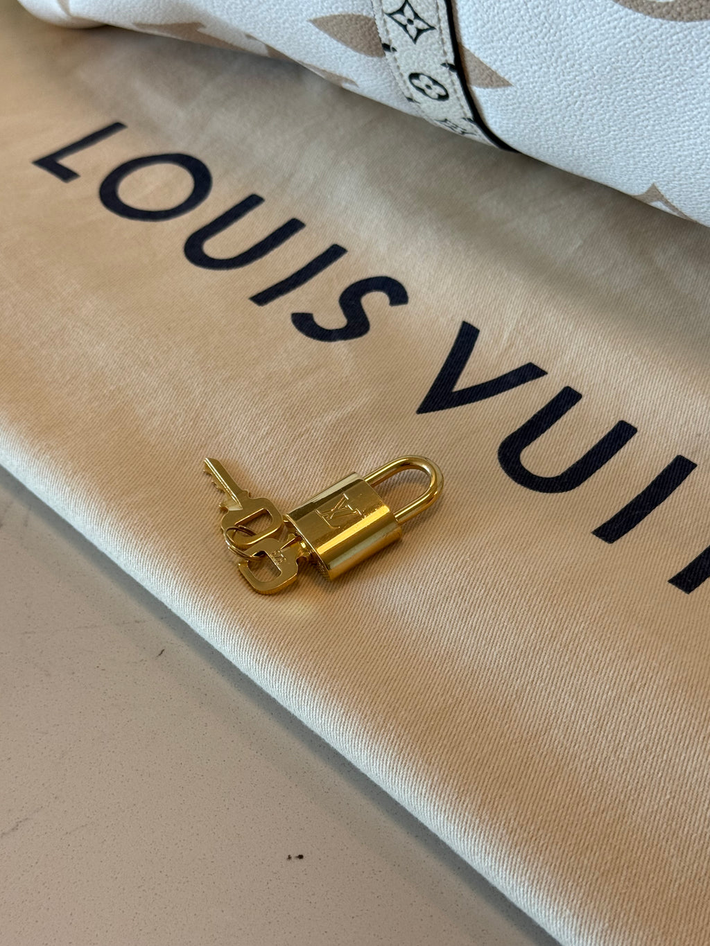 Louis Vuitton Keepall 50 Bandouliere Giant Khaki