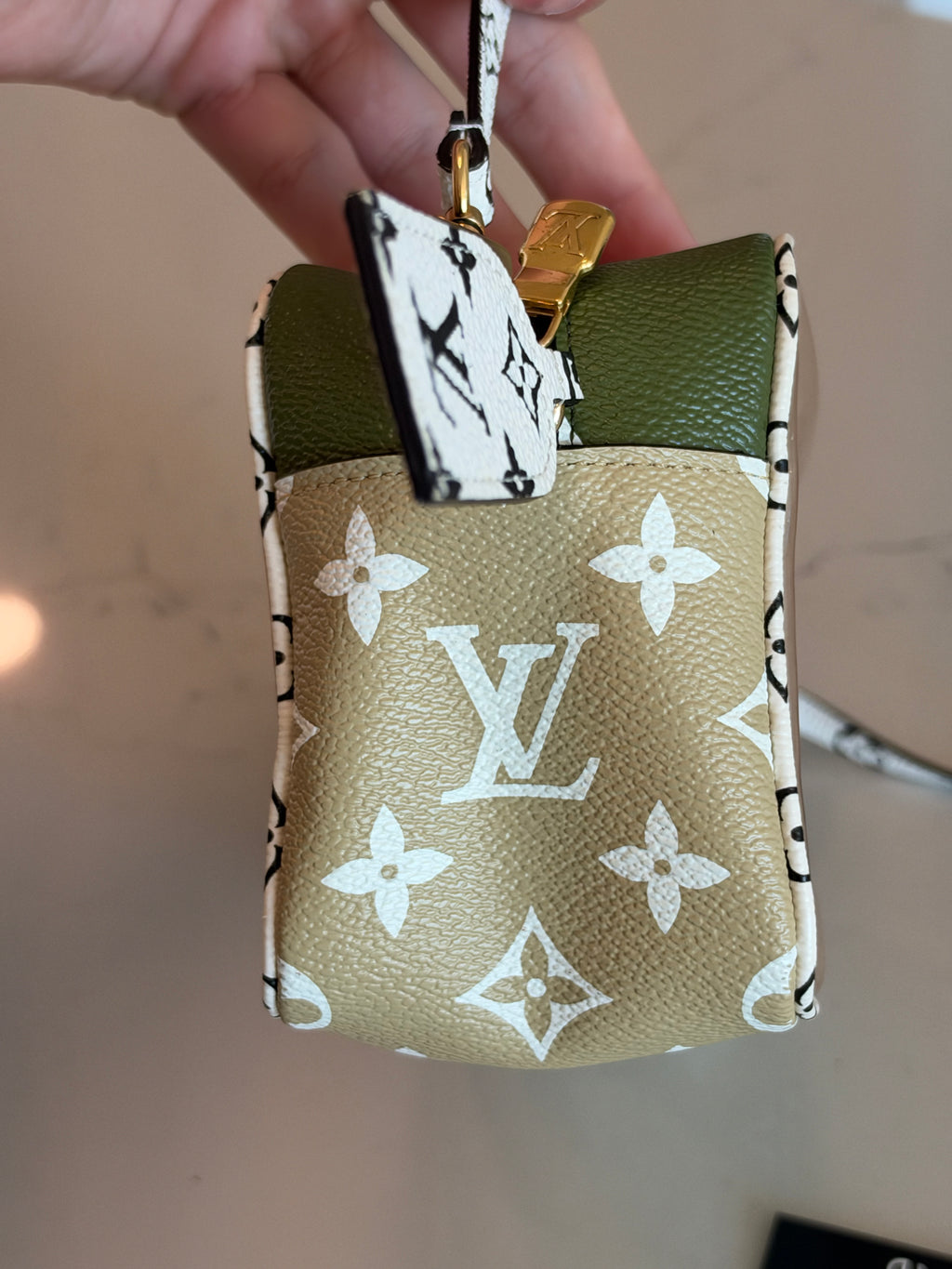 Louis Vuitton Beach Pouch Giant Khaki Monogram