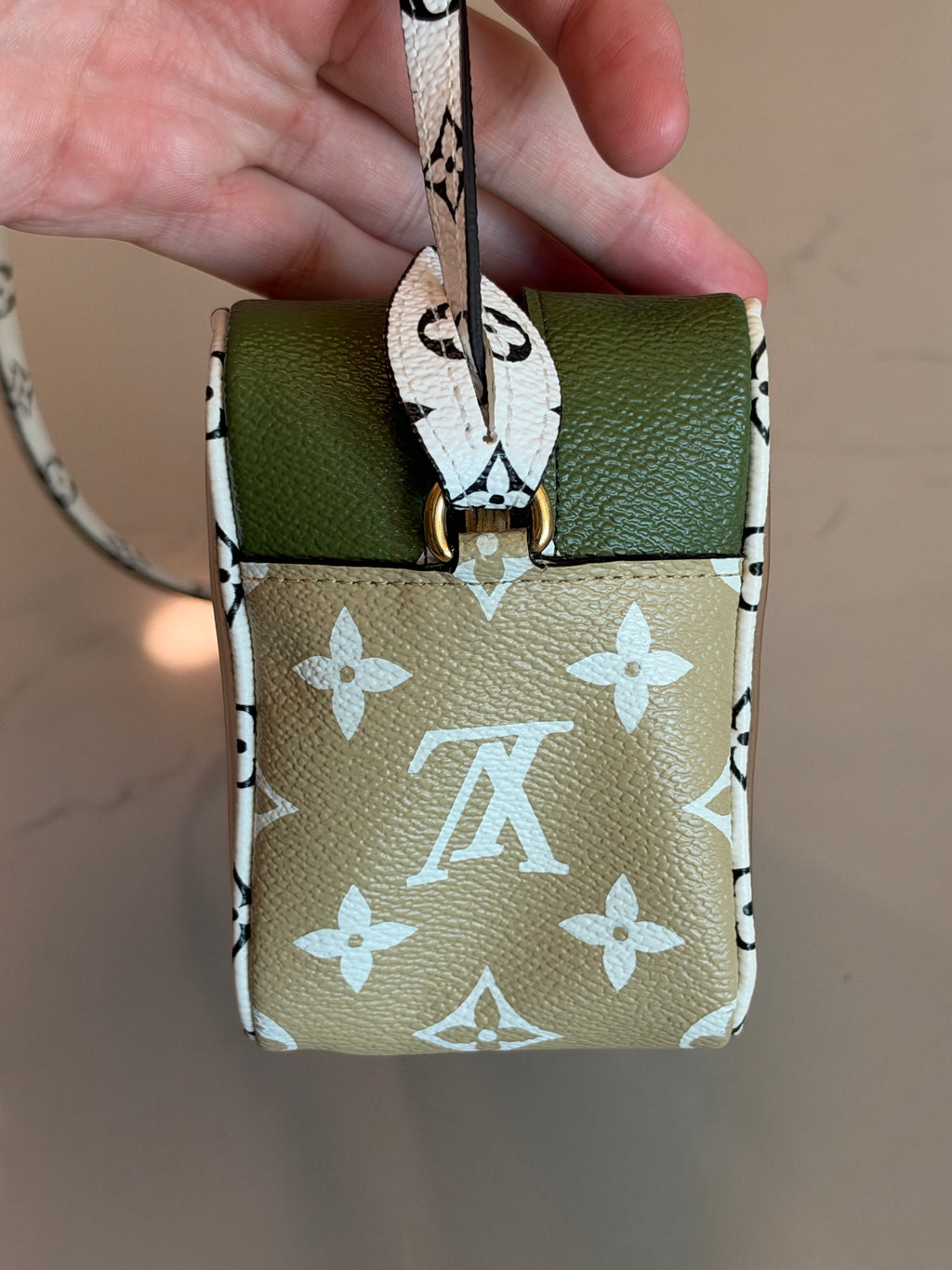 Louis Vuitton Beach Pouch Giant Khaki Monogram