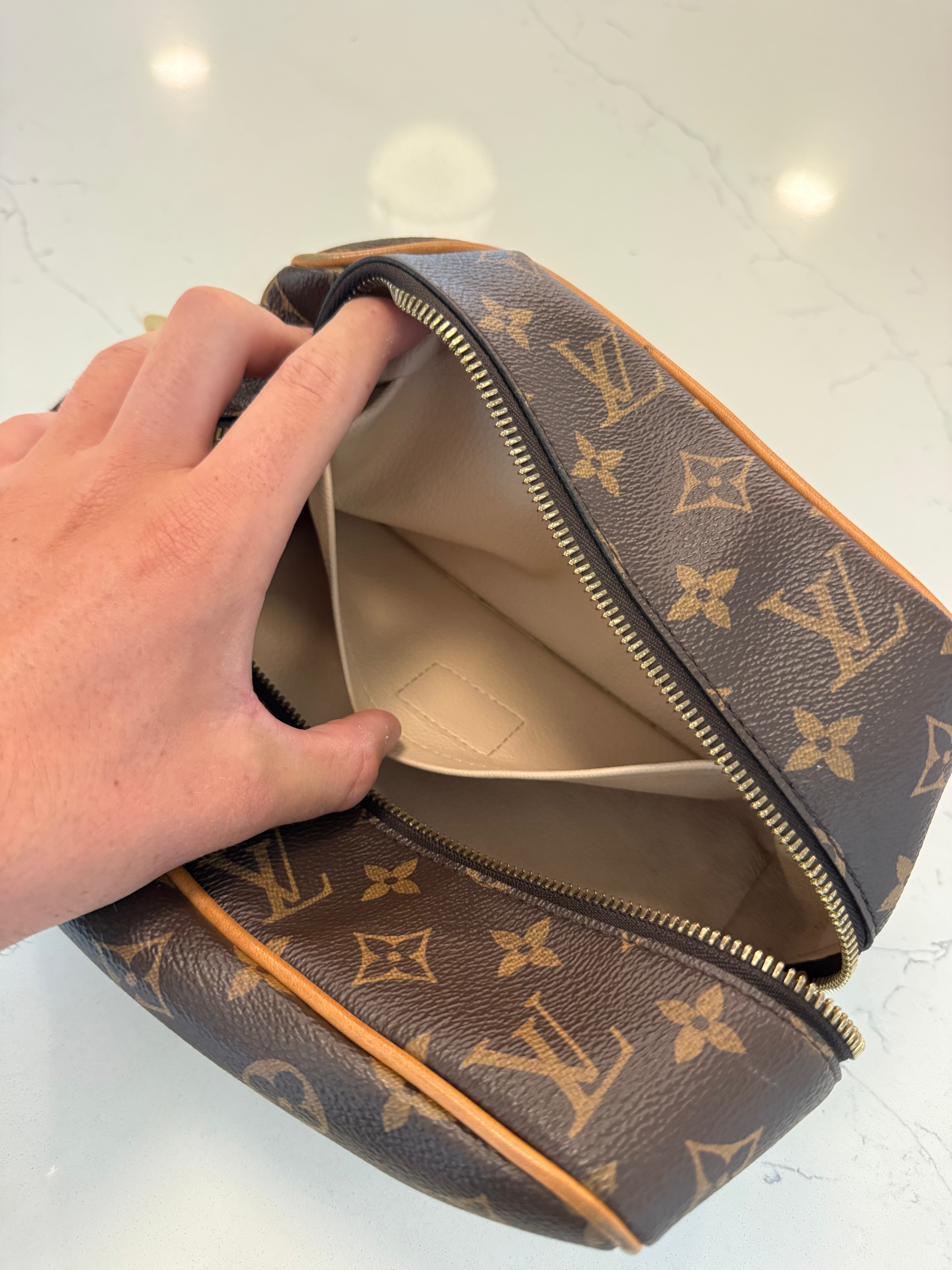 Louis Vuitton Locker Dopp Kit